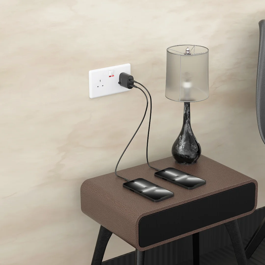 PAWA UNIVERSAL TRAVEL ADAPTER